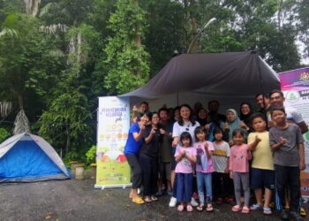 HANNAH Yeoh bersama  keluarga yang menyertai Program Rintis Perkhemahan Keluarga di Kem Wawasan Negara Ulu Sepri, Rembau semalam.-UTUSAN/MOHD SHAHJEHAN MAAMIN.