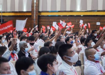 DAP digesa membuat perubahan besar untuk menggugurkan agenda negara sekular dan slogan Malaysian Malaysia dalam perlembagaannya. – UTUSAN/SHIDDIEQIIN