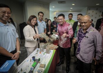 NGA Kor Ming melawat tapak pameran ketika sidang akhbar Penubuhan Majlis Ekonomi Sisa Pepejal di Putrajaya. - UTUSAN/FAIZ ALIF ZUBIR
