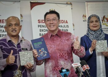 NGA Kor Ming bergambar selepas sidang akhbar Penubuhan Majlis Ekonomi Sisa Pepejal di Putrajaya. - UTUSAN/FAIZ ALIF ZUBIR