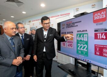 AKMAL Nasrullah Mohd Nasir menunjukkan data terkini projek perumahan swasta yang berjaya dipulihkan di KPKT Putrajaya. - UTUSAN/MOHD HUSNI MOHD NOOR