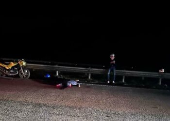 KEADAAN mayat Muhammad Hafiz Azizi Mustafa Kamal yang terlibat dalam kemalangan di Kilometer 382.6, Lebuhraya  Pantai Timur 2 dekat Ajil, Hulu Terengganu, malam tadi.