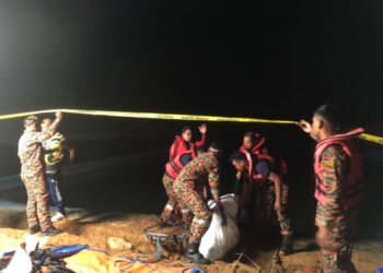 ANGGOTA bomba mengangkat naik mayat lelaki yang ditemukan dalam lombong di Lenggong semalam.  - UTUSAN/IHSAN JBPM