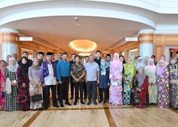 SULTAN Hassanal Bolkiah serta delegasi Brunei hadir dalam majlis pelepasan rombongan Kembara Kenali Borneo. - FB ISTANA NEGARA