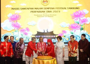 Al-Sultan Abdullah Ri’ayatuddin Al-Mustafa Billah Shah dan Tunku Azizah Aminah Maimunah Iskandariah hadir pada Majlis Santapan Malam Festival Tanglung Perpaduan Cina 2023 anjuran Persekutuan Persatuan-Persatuan Keturunan Lim Malaysia di Kuala Lumpur malam tadi.