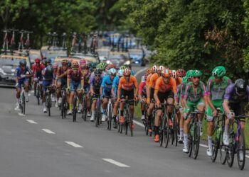 AKSI pelumba-pelumba alam kelompok peloton semasa perlumbaan Peringkat 3 dari Jeli, Kelantan menuju ke Baling, Kedah sejauh 183.1 km pada siri jelajah Le Tour de Langkawi (LTdL) 2023 di sini hari ini.- UTUSAN/AMIR KHALID