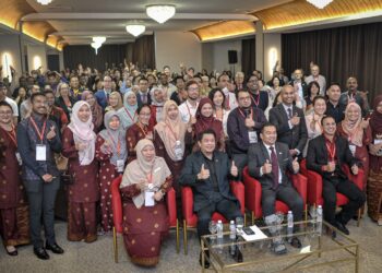LUKANISMAN Awang Sauni ketika melancarkan Majlis Perasmian Persidangan HTAsiaLink Ke-11 di Putrajaya. - UTUSAN/FAIZ ALIF ZUBIR