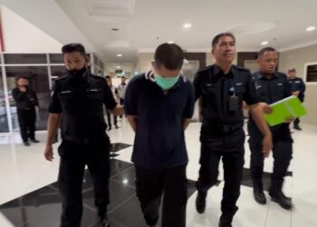 MUHAMMAD Hanif Mohd. Rosli (tengah) yang dituduh membunuh seorang pemandu kereta sewa dibawa keluar dari Mahkamah Majistret Kuala Terengganu, hari ini. - UTUSAN/TENGKU DANISH BAHRI TENGKU YUSOFF 