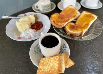 KOPI o cicah biskut menjadi minuman signature Kafe Kopi O Kampung di samping roti bakar dan ubi rebus. -MINGGUAN/JAMLIAH ABDULLAH