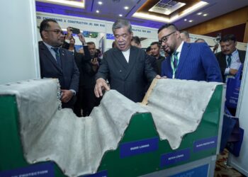 MOHAMAD Sabu melawat ruang pameran selepas merasmikan Persidangan MANCID di Putrajaya. - UTUSAN/FAISOL MUSTAFA