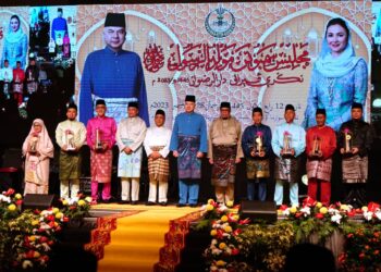 SULTAN Nazrin Muizzuddin Shah (tengah) berkenan bergambar bersama penerima anugerah pada majlis Sambutan Maulidur Rasul peringkat negeri Perak di Ipoh hari ini. - UTUSAN/ZULFACHRI ZULKIFLI