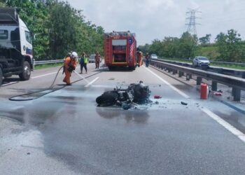 ANGGOTA bomba memadam kebakaran motosikal dinaiki sepasang suami isteri yang maut kemalangan di Kilometer 87, PLUS arah selatan di Sungai Petani, Kedah.