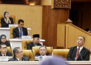 SAARANI Mohamad pada sidang Dewan Undangan Negeri (DUN) Perak di Ipoh hari ini. - UTUSAN/MUHAMAD NAZREEN SYAH