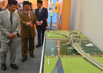 SULTAN Mizan Zainal Abidin (kiri) berkenan melawat ruang pameran selepas Perasmian Menara MBKT dan Pameran Jubli Perak 25 Tahun Pemerintahan Sultan Terengganu di Menara MBKT, Kuala Terengganu. hari ini. - UTUSAN/PUQTRA HAIRRY ROSLI