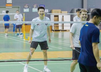 BEREGU profesional negara, Ong Yew Sin dan Teo Ee Yi menyertai latihan pusat skuad badminton kebangsaan yang akan beraksi pada Sukan Asia Hangzhou di Akademi Badminton Bukit Kiara semalam. – UTUSAN/FARIZ RUSADIO