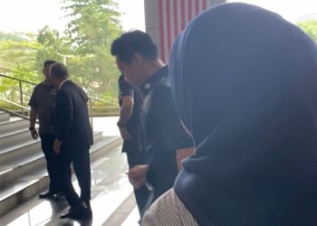 MUHYIDDIN Yassin tiba di Bangunan MIDA untuk diambil keterangan oleh polis.