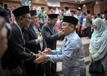 MOHD. Na'im Mokhtar bersalaman dengan para peserta pada Majlis Perasmian Persidangan Serantau Kekeluargaan Islam 2023 di Putrajaya. - UTUSAN/FAIZ ALIF ZUBIR