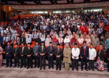 MOHD. Na'im Mokhtar bergambar kenangan selepas Majlis Amanat bersama pelajar baharu Tajaan Skim Pembiayaan Hafiz (SPH) Jakim di Kompleks Islam Putrajaya. - UTUSAN/FAISOL MUSTAFA