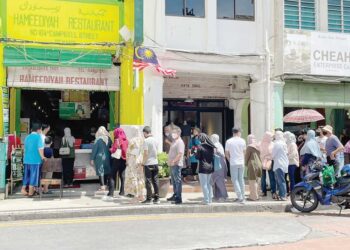 PENGUSAHA restoran nasi kandar di Pulau Pinang memilih menyerap kenaikan harga barangan termasuk beras dan tidak menaikkan harga makanan mereka ketika ini.