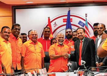 LANGKAH MIC menjalin kerjasama politik dengan Makkal Sakti   menggambarkan kepekaan dan kebijaksanaan kepimpinan MIC khususnya S.A.Vigneswaran (kanan) terhadap pergolakan dan percaturan politik dalam negara. – FACEBOOK MALAYSIAN INDIAN CONGRESS