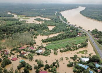 PEMANDANGAN dari udara keadaan Kampung
Mengkarak yang ditenggelami air akibat limpahan Sungai Pahang pada Januari 2021.
– UTUSAN/MUHAMAD IQBAL ROSLI