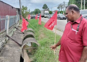 S. Jeganathan menunjukkan keadaan parit di beberapa kawasan di Simpang Jeram, Muar, Johor yang didakwa tidak diselenggara sejak sekian lama. - UTUSAN/ADNAN IBRAHIM
