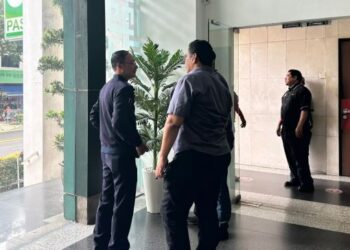 PEGAWAI penyiasat dari Unit Siasatan Jenayah Terkelas (D5) Jabatan Siasatan Jenayah Bukit Aman tiba di di Pejabat Pas Pusat, Jalan Raja Laut kira-kira pukul 11.20 pagi tadi.