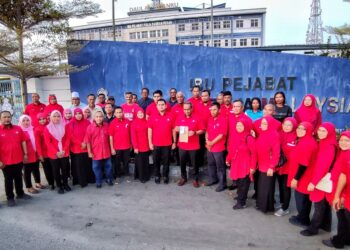 MOHAMMAD FAKHRUDDIN Mohd. Ariff (tengah) bersama kepimpinan dan ahli UMNO Bahagian Pekan membuat laporan polis di Ibu Pejabat Polis Daerah (IPD) di Pekan, Pahang. - UTUSAN/SHAIKH AHMAD RAZIF
