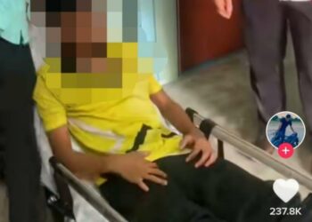 TANGKAP layar daripada video di aplikasi TikTok menunjukkan seorang pelajar yang cedera selepas bergaduh di sebuah sekolah menengah di Kuala Nerus, Khamis lalu. - MEDIA SOSIAL
