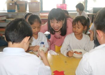 LIM HUI Ying (tengah) beramah mesra dengan murid SJK (C) Telemong ketika lawatan kerja di sekolah itu di Pelangai, Bentong, Pahang. - UTUSAN/SALEHUDIN MAT RASAD