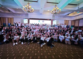 SEBAHAGIAN daripada 96 graduan yang menyertai program BeDigital Bootcamp edisi Pantai Timur bergambar kenangan selepas majlis penutup program itu di Kuala Terengganu, semalam. - UTUSAN/KAMALIZA KAMARUDDIN