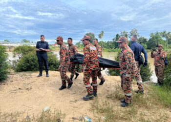 ANGGOTA bomba mengusung mayat Husin Jusoh yang ditemukan lemas di Sungai Kampung Tok Gong, Besut, hari ini. 