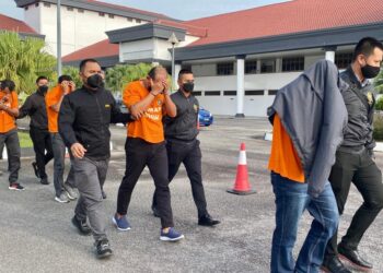 PEGAWAI SPRM membawa lima anggota penguatkuasa yang berpakaian lokap berwarna jingga setelah direman kerana terlibat kegiatan rasuah di Kompleks Mahkamah Alor Setar, Kedah.