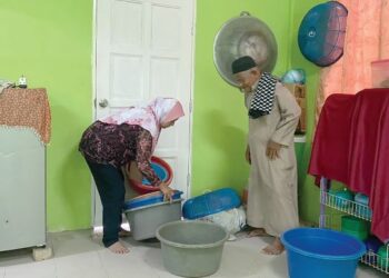 SEKITAR tujuh besen diperlukan untuk menadah air hujan yang bocor di Surau Al-Hidayah Felda Bukit Kuantan di Kuantan, Pahang. - UTUSAN/NORHAFIZAN ZULKIFLI