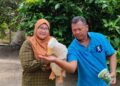 UJANG, antara itik paling manja yang dibela Lina di kediamannya di Alor Gajah, Melaka.-UTUSAN