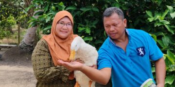 UJANG, antara itik paling manja yang dibela Lina di kediamannya di Alor Gajah, Melaka.-UTUSAN
