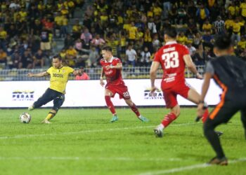 PEMAIN Perak FC, Wan Zack Haikal (kiri) melakukan percubaan ke arah pintu gol Sabah dalam perlawanan suku akhir kedua Piala Malaysia di Stadium Perak, Ipoh semalam. - UTUSAN/MUHAMAD NAZREEN SYAH MUSTHAFA