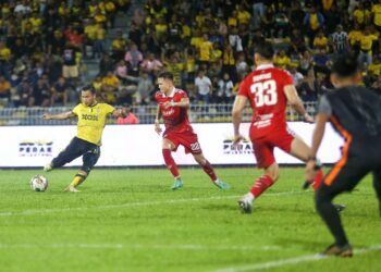 PEMAIN Perak FC, Wan Zack Haikal (kiri) kembali ke prestasi sebenar di bawah bimbingan jurulatih Perak FC, Yusri Che Lah.