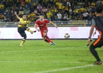 PEMAIN Perak FC,  Wan Zack Haikal (kiri) melakukan percubaan ke pintu gol Sabah sambil dihalang pemain lawan,  Stuart John Wilkin pada perlawanan suku akhir kedua Piala Malaysia di Stadium Perak di Ipoh. - UTUSAN/MUHAMAD NAZREEN SYAH MUSTHAFA