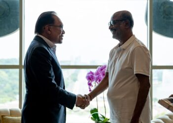 RAJINIKATH membuat kunjungan hormat terhadap Anwar Ibrahim di Bangunan Perdana Putra hari ini.