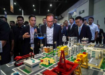 ANWAR Ibrahim pada majlis perasmian penutup Huawei Malaysia ICT Summit di MITEC, Kuala Lumpur. - UTUSAN/SHIDDIEQIIN ZON