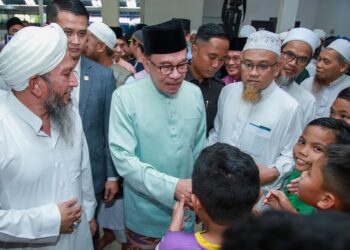 ANWAR Ibrahim menyantuni sebahagian jemaah kanak-kanak selepas menunaikan solat Jumaat di Masjid Jamek Seri Petaling, Kuala Lumpur, semalam. – UTUSAN/ISKANDAR ISHAK.