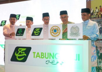 ANWAR Ibrahim pada majlis pelancaran sambutan ulang tahun ke-60 Lembaga Tabung Haji di Menara TH Tun Razak hari ini. - UTUSAN/SHIDDIEQIIN ZON
