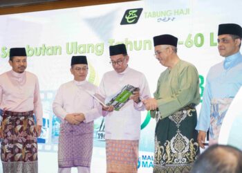 ANWAR Ibrahim pada majlis pelancaran sambutan ulang tahun ke-60 Lembaga Tabung Haji di Menara TH Tun Razak hari ini. - UTUSAN/SHIDDIEQIIN ZON