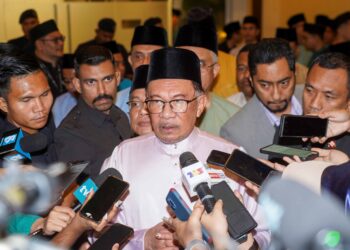 ANWAR Ibrahim pada majlis pelancaran sambutan ulang tahun ke-60 Lembaga Tabung Haji di Menara TH Tun Razak. - UTUSAN/SHIDDIEQIIN ZON