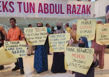 SEBAHAGIAN daripada pembeli rumah di Taman Halaman Indah, Sungai Bakap berhimpun di pekarangan Komtar, George Town, 
Pulau Pinang, semalam.