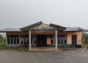 KEADAAN Dewan Orang Ramai Kampung Bandor di Pasir Salak yang terbiar disebabkan kekurangan penduduk di kampung tersebut. - UTUSAN/AIN SAFRE BIDIN
