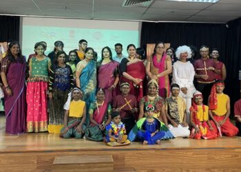 PARA peserta yang menjayakan persembahan drama Megha Duta sempena Hari Sanskrit Sedunia di Pusat Kebudayaan India, Kuala Lumpur, baru-baru ini. – IHSAN PENULIS