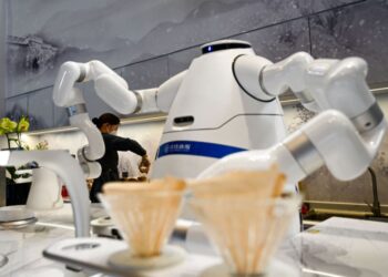 MANUSIA mungkin terpaksa bersaing dengan kehebatan teknologi kecerdasan buatan (AI) dan robot untuk meneruskan kehidupan. – AFP