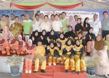 MENTERI Perpaduan dan Integrasi Nasional, Tan Sri Joseph Kurup (tengah) meraikan belia Pulau Tiga, Kampung Gajah dan Sabah dalam program Komuniti Ekonomi Integrasi Nasional (KENAL) di Kompleks Desa Warisan iGROW, Kampung Gajah, Perak  pada 2016. – IHSAN PENULIS